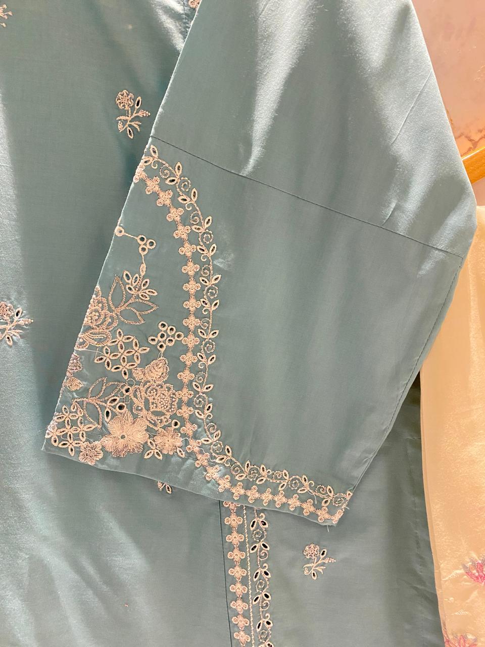 2 Piece – Embroidered Lawn Suit with Farshi Shalwar
