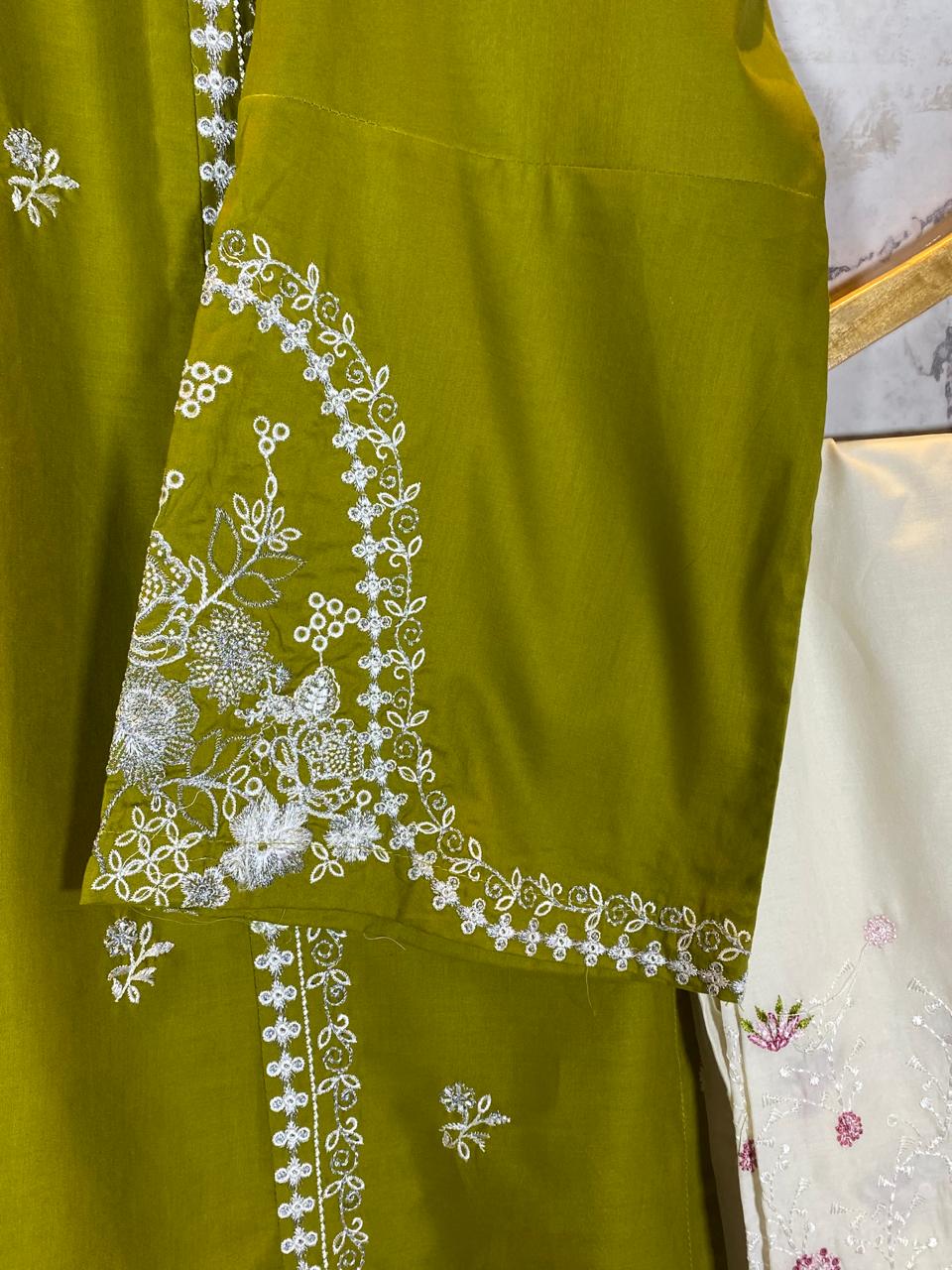 2 Piece – Embroidered Lawn Suit with Farshi Shalwar